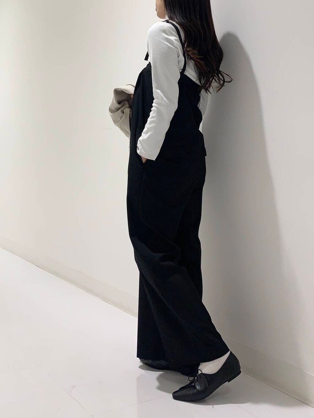 ブラック系のその他シューズ、ベージュ系のカーディガン/ボレロ、ホワイト系のTシャツ/カットソーを着用したレディースの秋コーディネートの5枚目の写真