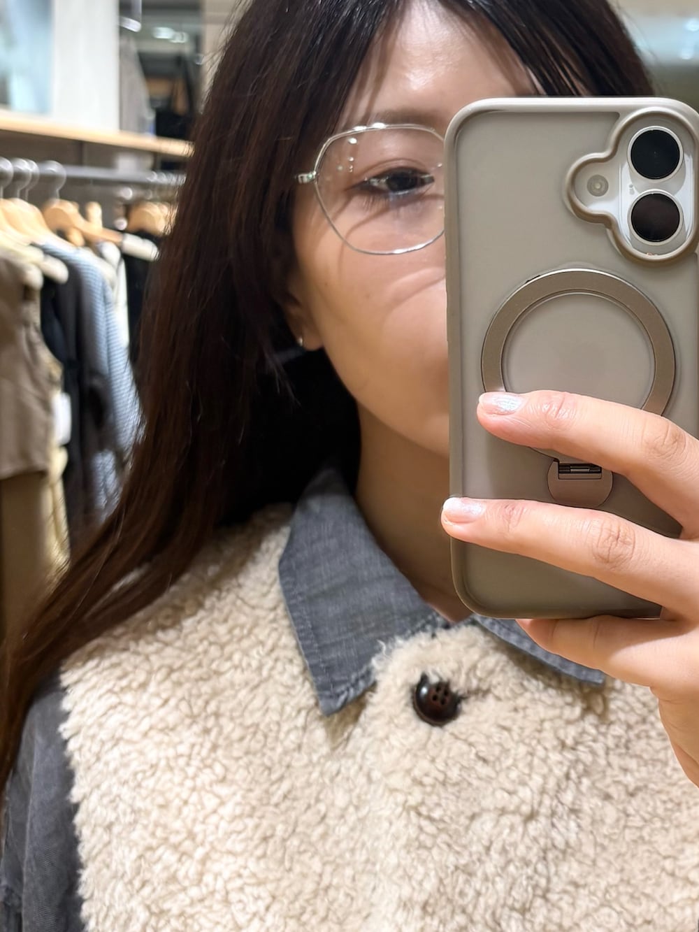 ベージュ系のダウンベスト、グレー系のシャツ/ブラウス、ブラック系のその他パンツを着用したレディースの秋コーディネートの2枚目の写真