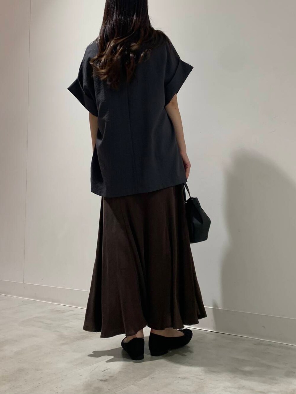 ホワイト系のTシャツ/カットソー、グレー系のテーラードジャケット、ブラック系のバレエシューズを着用したレディースの夏コーディネートの3枚目の写真