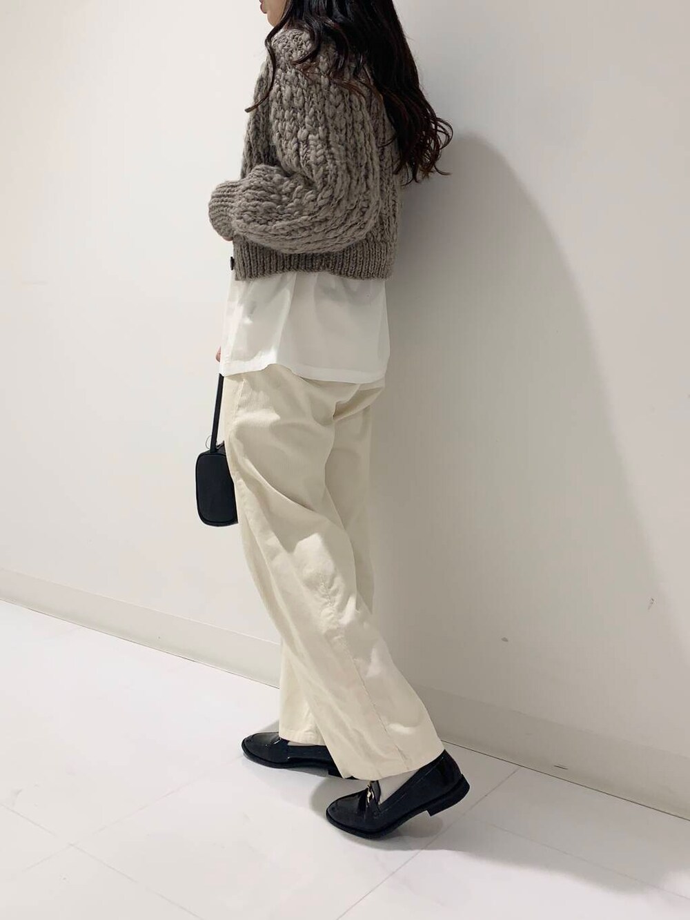 ブラック系のローファー、ホワイト系のシャツ/ブラウス、ブラウン系のカーディガン/ボレロを着用したレディースの秋コーディネートの2枚目の写真