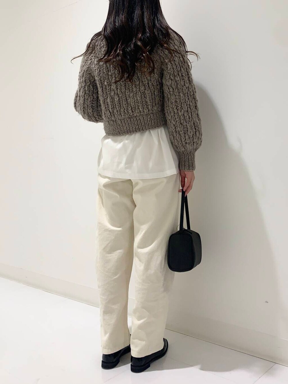 ブラック系のローファー、ホワイト系のシャツ/ブラウス、ブラウン系のカーディガン/ボレロを着用したレディースの秋コーディネートの3枚目の写真