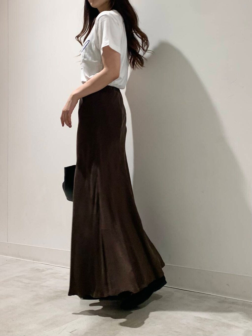 ホワイト系のTシャツ/カットソー、グレー系のテーラードジャケット、ブラック系のバレエシューズを着用したレディースの夏コーディネートの5枚目の写真