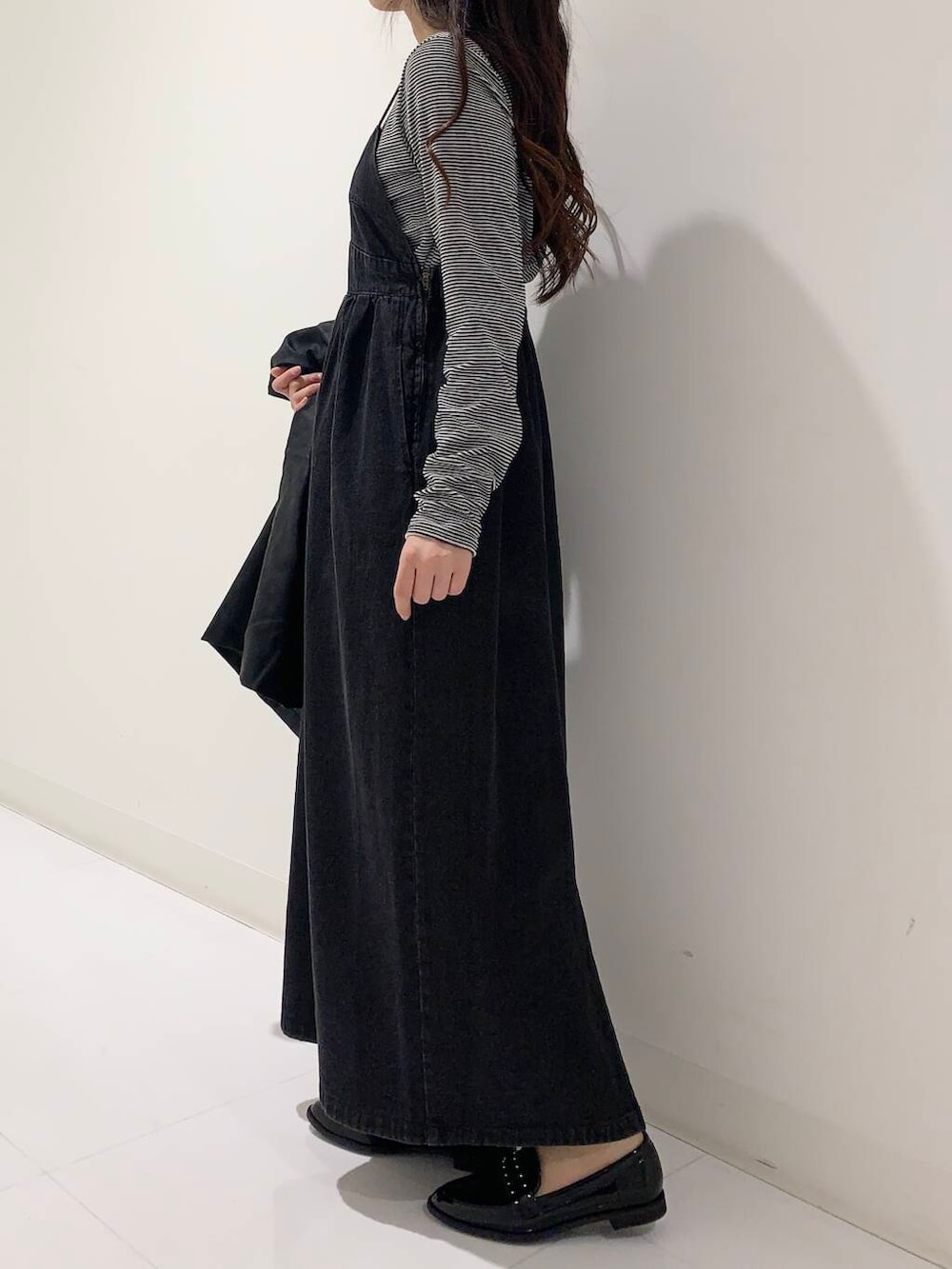 ブラック系のローファー、ブラック系のその他アウター、ホワイト系のTシャツ/カットソーを着用したレディースの冬コーディネートの2枚目の写真