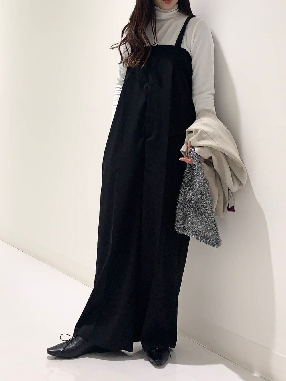 ブラック系のその他シューズ、ベージュ系のカーディガン/ボレロ、ホワイト系のTシャツ/カットソーを着用したレディースの秋コーディネートの4枚目の写真