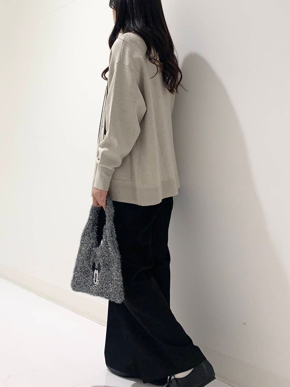 ブラック系のその他シューズ、ベージュ系のカーディガン/ボレロ、ホワイト系のTシャツ/カットソーを着用したレディースの秋コーディネートの2枚目の写真