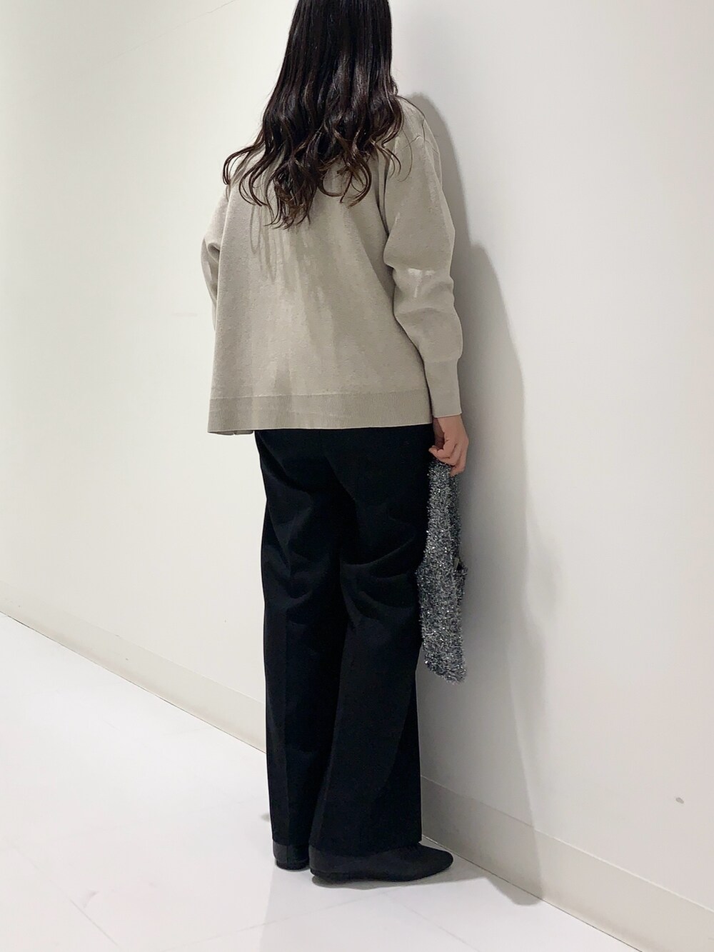 ホワイト系のTシャツ/カットソー、ベージュ系のカーディガン/ボレロ、ブラック系のサロペット/オーバーオールを着用したレディースの秋コーディネートの3枚目の写真