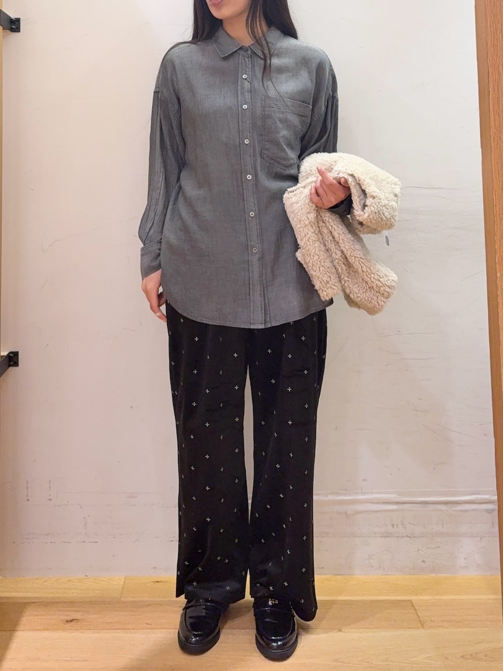ベージュ系のダウンベスト、グレー系のシャツ/ブラウス、ブラック系のその他パンツを着用したレディースの秋コーディネートの6枚目の写真