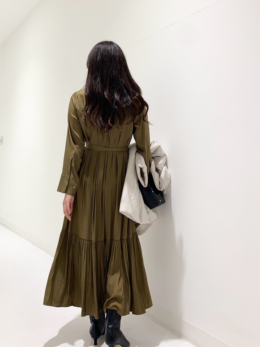 「冬コーデ、クリスマスに着たい服、お出かけコーデ、オトナ女子、キレイめコーデ、高身長コーデ」｜「URBAN RESEARCHのポインテッドトゥブーツ（ブーツ、ブラック系）」を使った、minmi.さん（レディース・165cm）の冬コーディネートの6枚目の写真