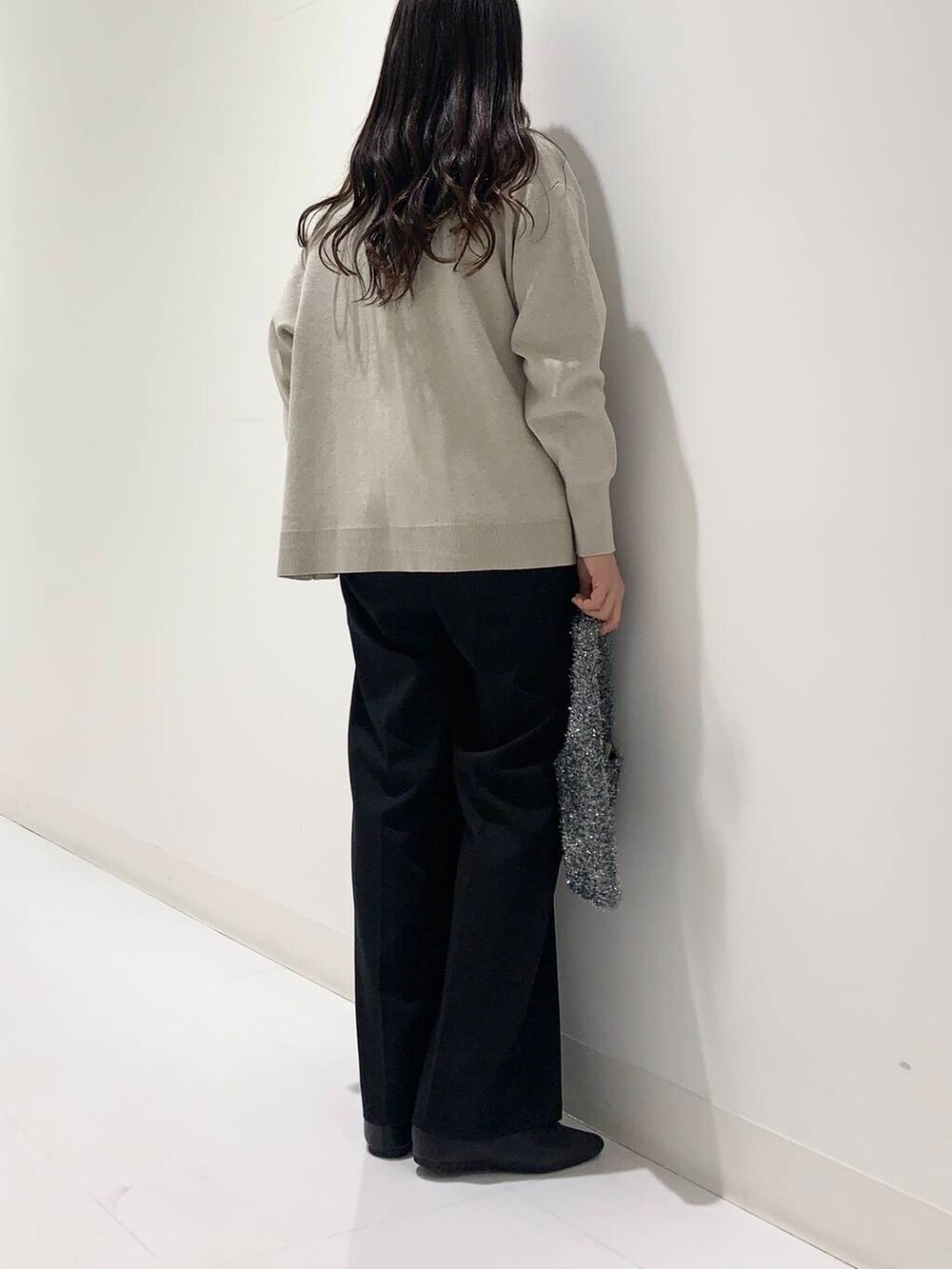 ブラック系のその他シューズ、ベージュ系のカーディガン/ボレロ、ホワイト系のTシャツ/カットソーを着用したレディースの秋コーディネートの3枚目の写真