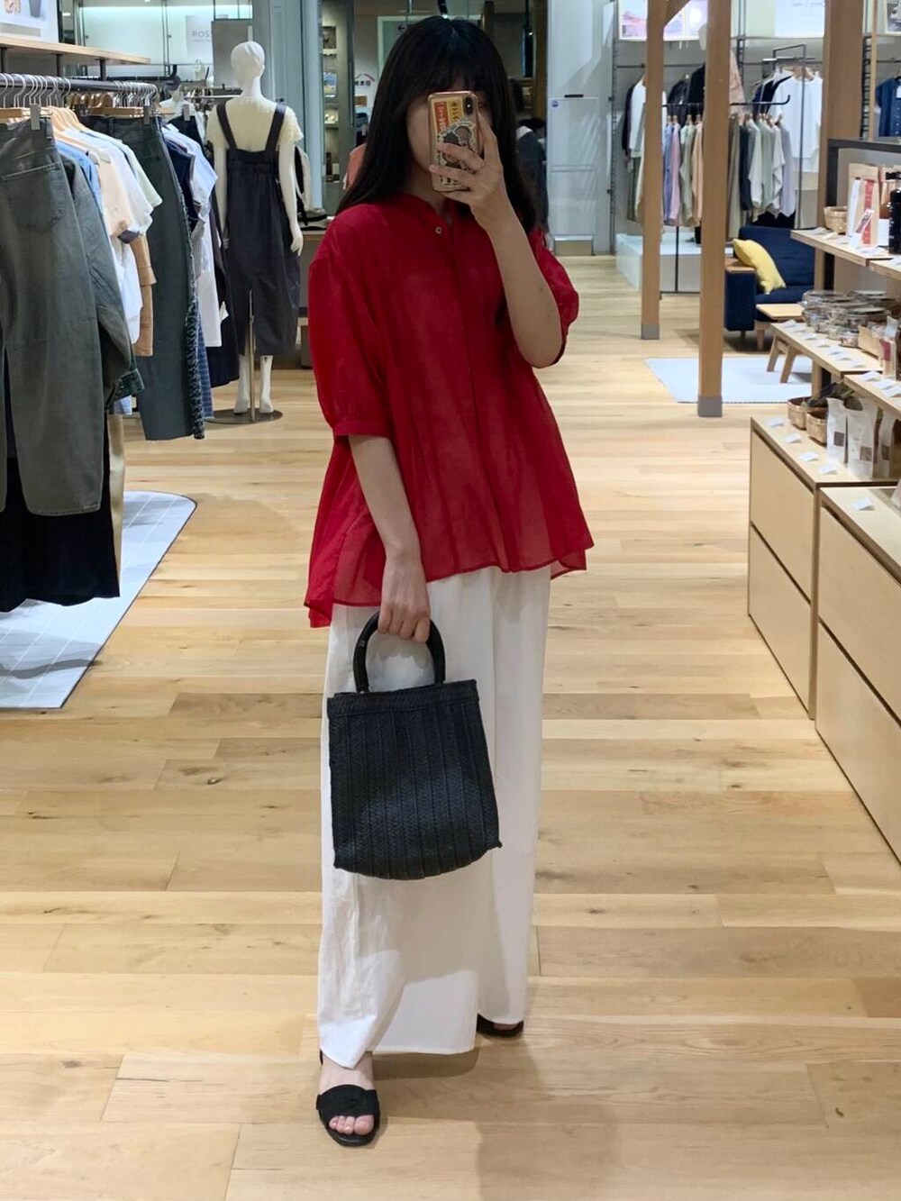 ブラック系のハンドバッグ、ブラック系のサンダル、ピンク系のシャツ/ブラウスを着用したレディースの春コーディネートの4枚目の写真