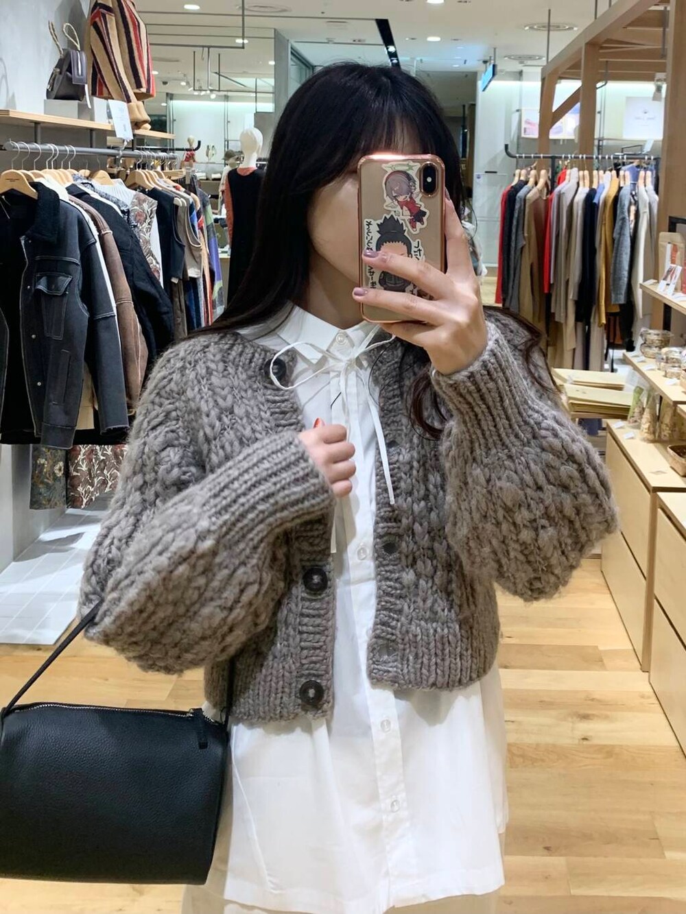 ブラック系のローファー、ホワイト系のシャツ/ブラウス、ブラウン系のカーディガン/ボレロを着用したレディースの秋コーディネートの4枚目の写真