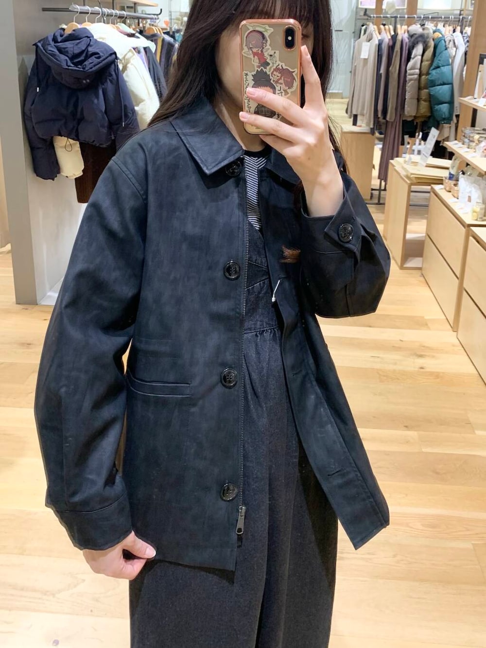 ブラック系のローファー、ブラック系のその他アウター、ホワイト系のTシャツ/カットソーを着用したレディースの冬コーディネートの4枚目の写真