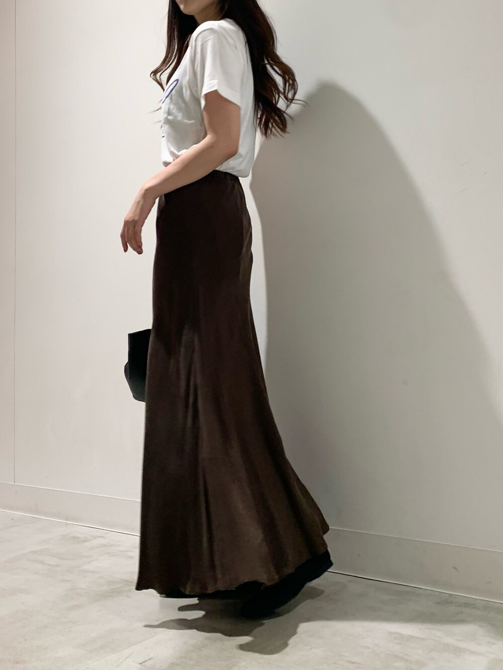 グレー系のテーラードジャケット、ブラウン系のスカート、ホワイト系のTシャツ/カットソーを着用したレディースの夏コーディネートの5枚目の写真