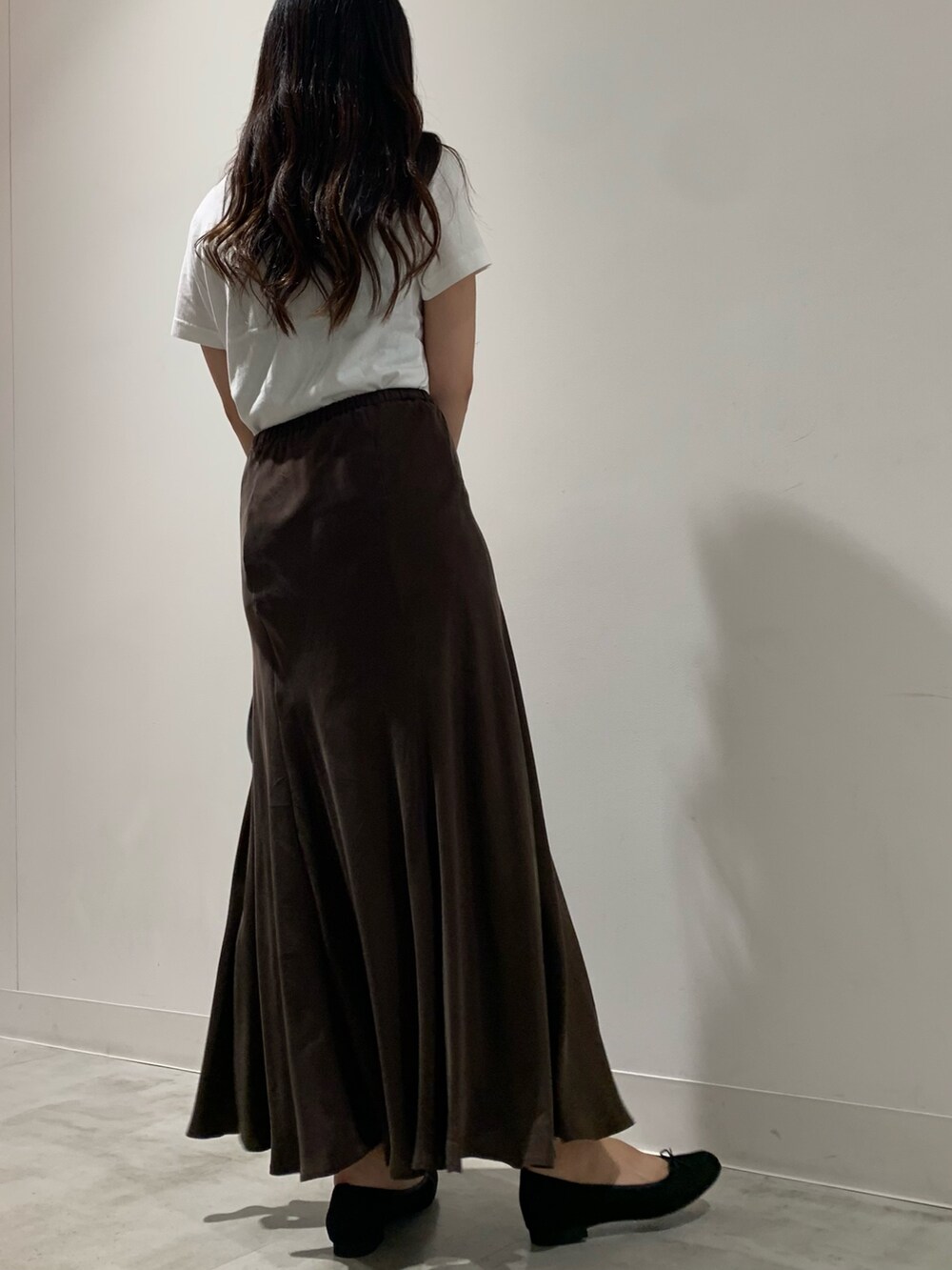 グレー系のテーラードジャケット、ブラウン系のスカート、ホワイト系のTシャツ/カットソーを着用したレディースの夏コーディネートの6枚目の写真