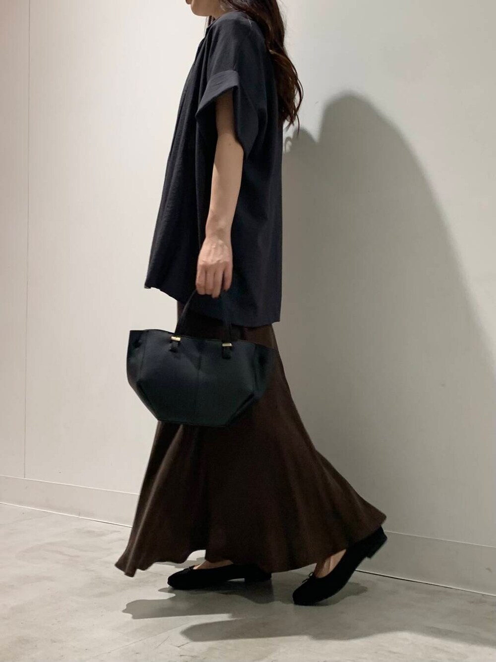 ホワイト系のTシャツ/カットソー、グレー系のテーラードジャケット、ブラック系のバレエシューズを着用したレディースの夏コーディネートの2枚目の写真