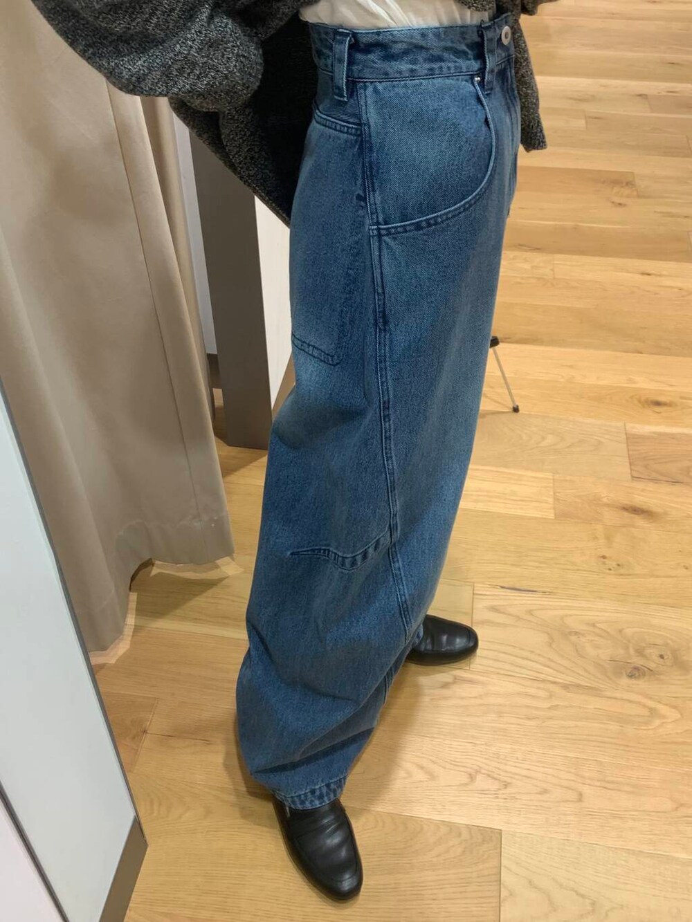 ブラック系のローファー、ホワイト系のTシャツ/カットソー、グレー系のニット/セーターを着用したレディースの冬コーディネートの4枚目の写真