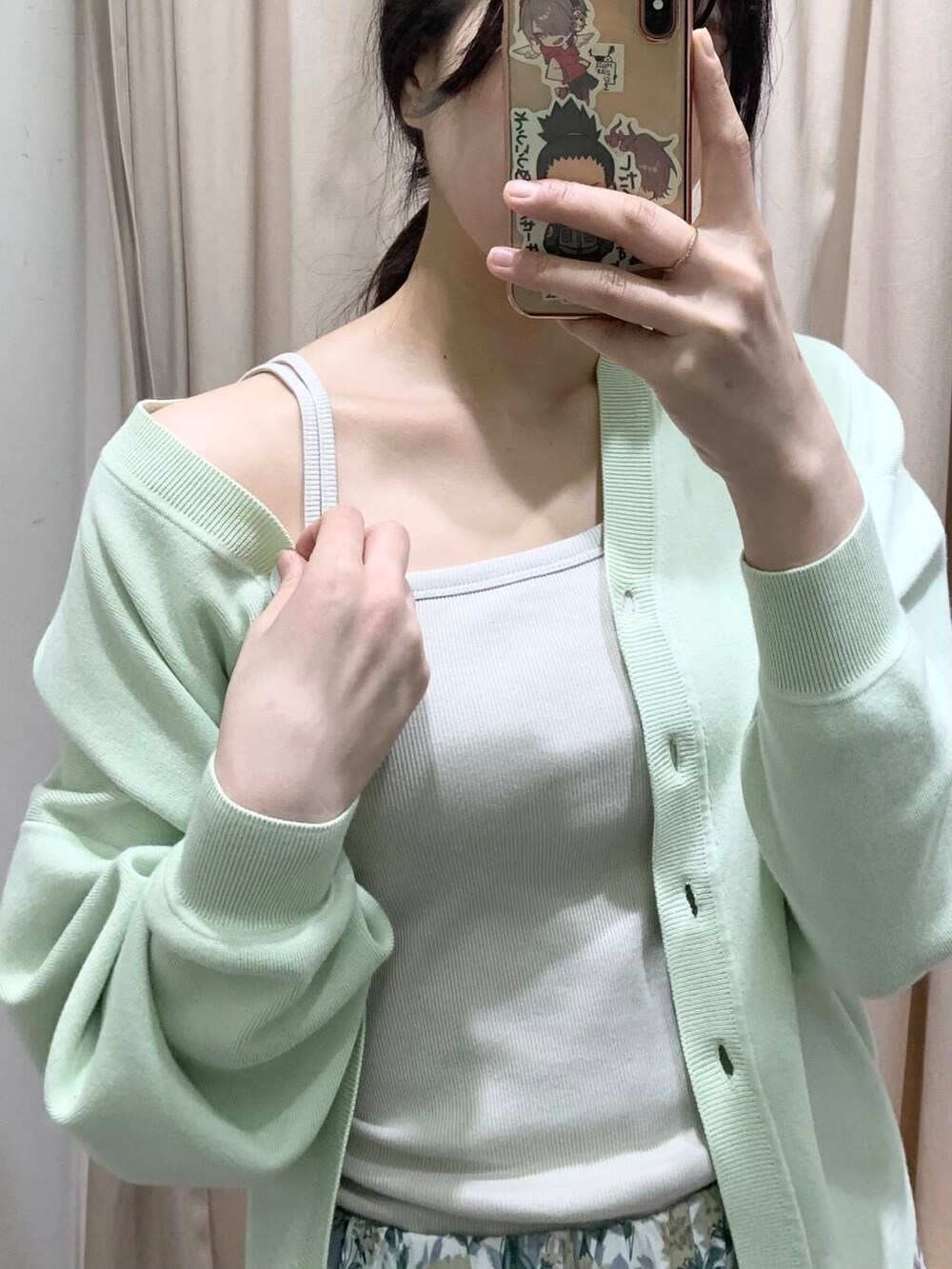 ブラック系のサンダル、グリーン系のカーディガン/ボレロ、ベージュ系のその他パンツを着用したレディースの春コーディネートの4枚目の写真