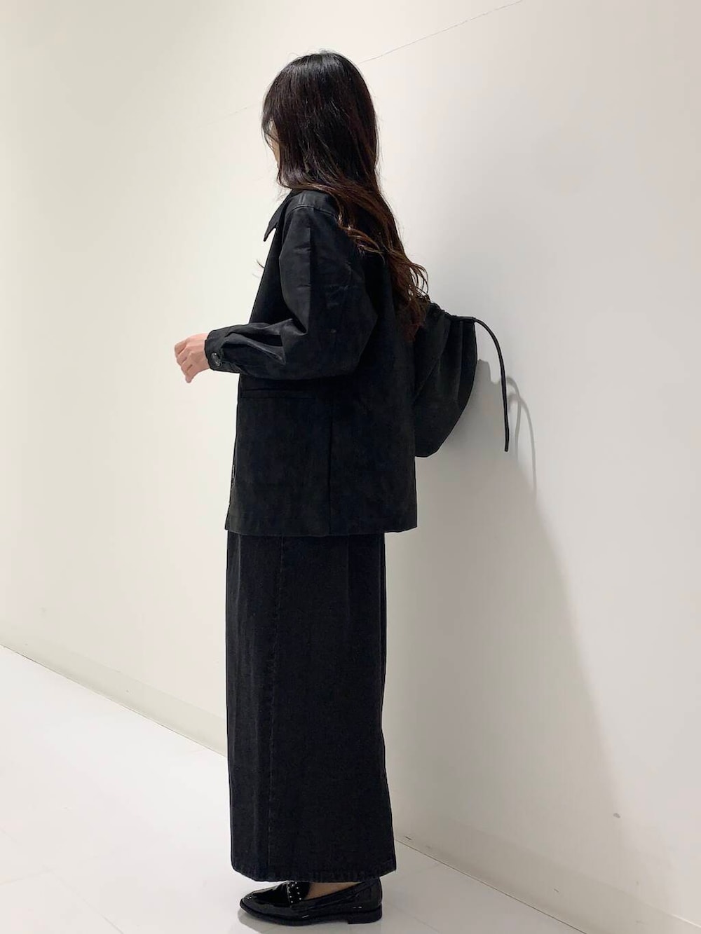 ブラック系のローファー、ブラック系のその他アウター、ホワイト系のTシャツ/カットソーを着用したレディースの冬コーディネートの5枚目の写真