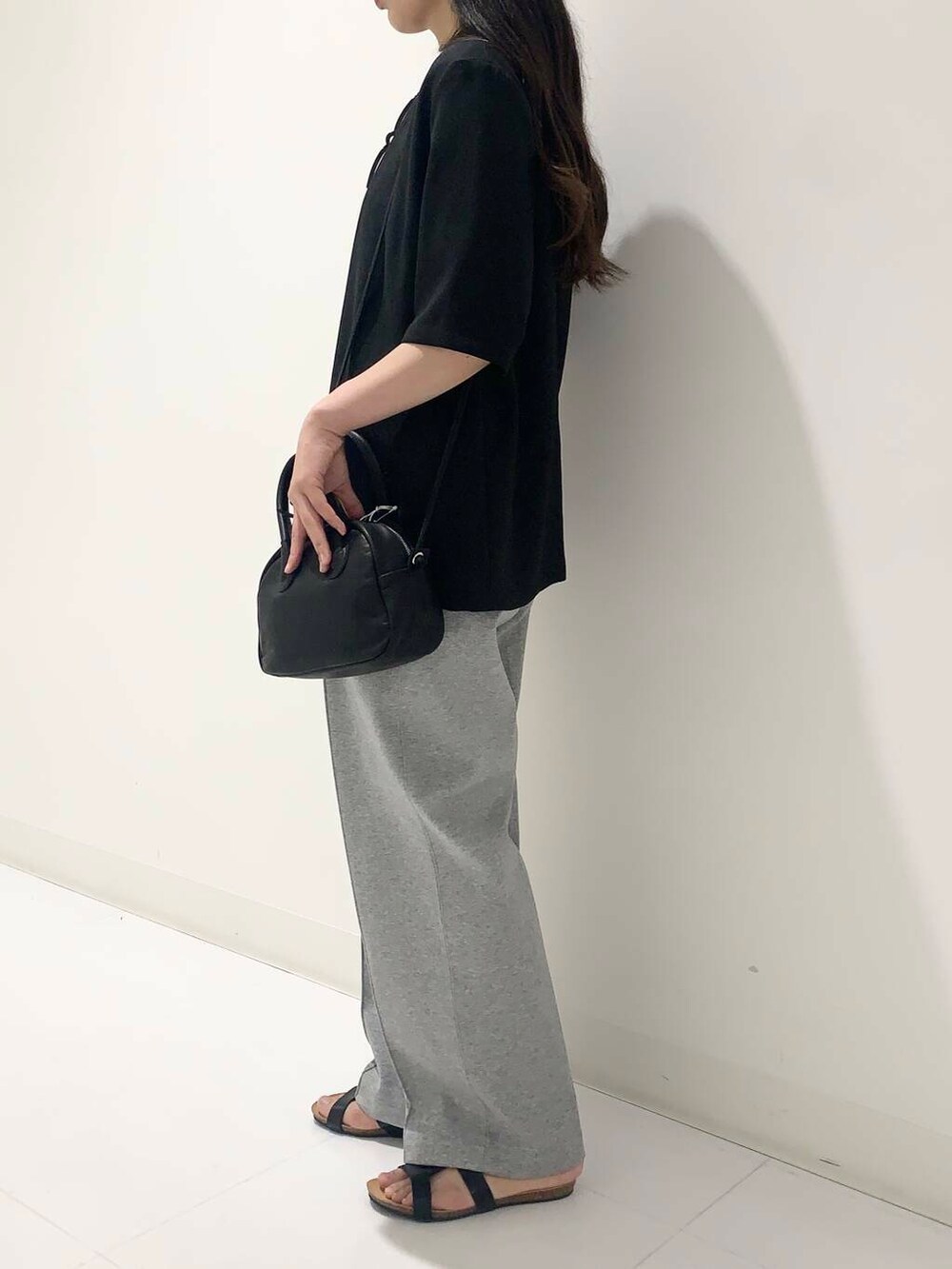 ブラック系のその他アウター、グレー系のTシャツ/カットソー、グレー系のその他パンツを着用したレディースの夏コーディネートの2枚目の写真