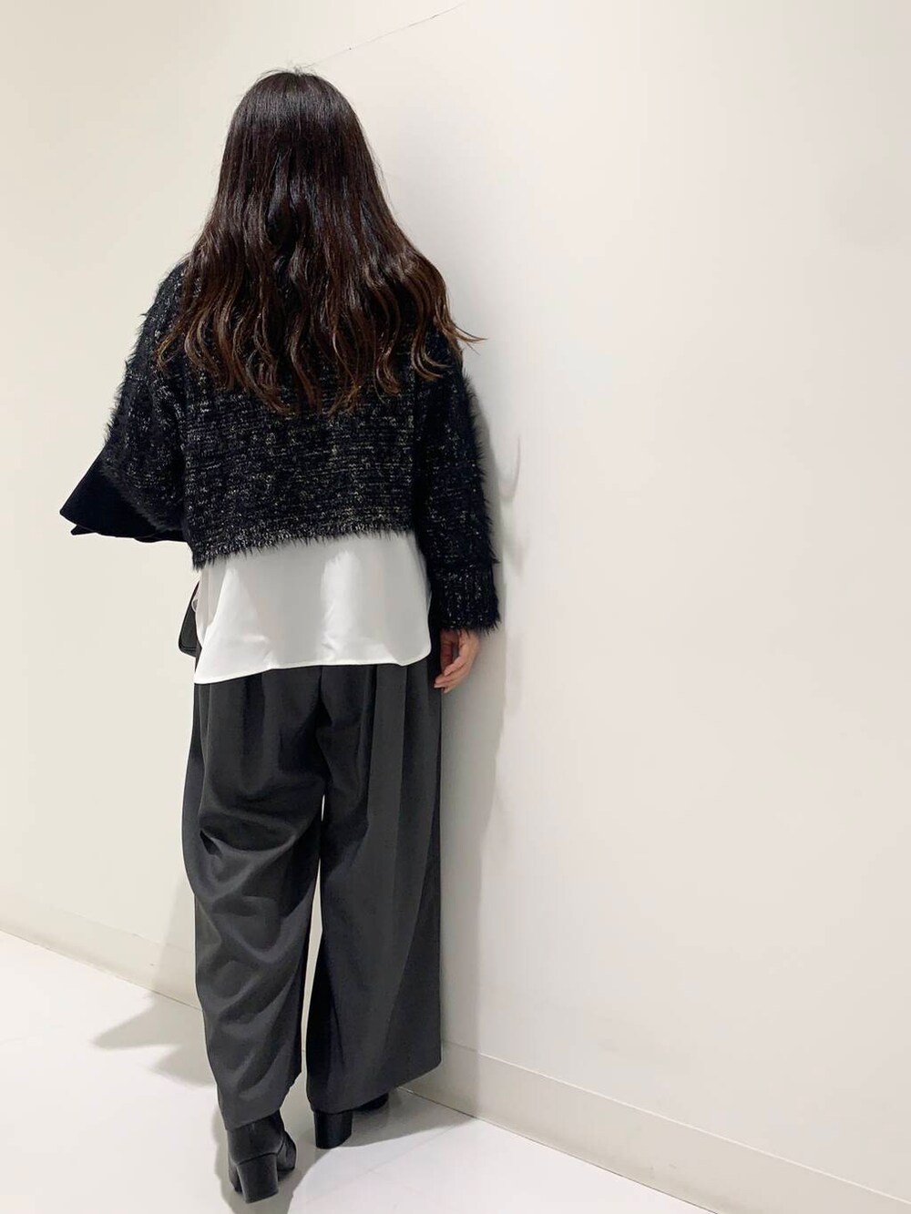 ブラック系のブーツ、ブラック系のハンドバッグ、グレー系のその他パンツを着用したレディースの冬コーディネートの6枚目の写真