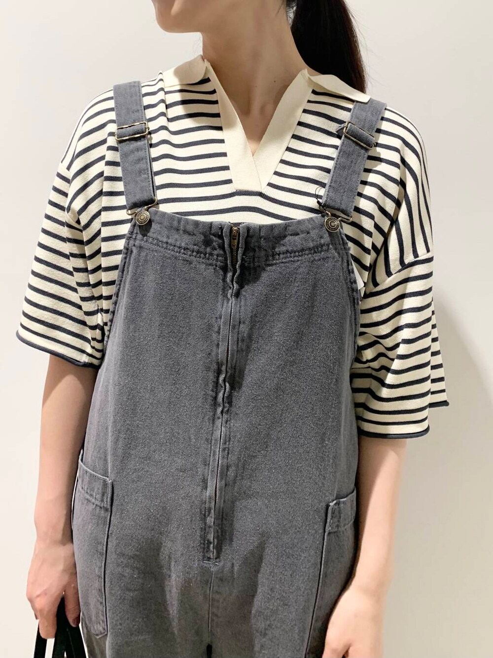 ホワイト系のショルダーバッグ、ホワイト系のスニーカー、ホワイト系のニット/セーターを着用したレディースの夏コーディネートの5枚目の写真