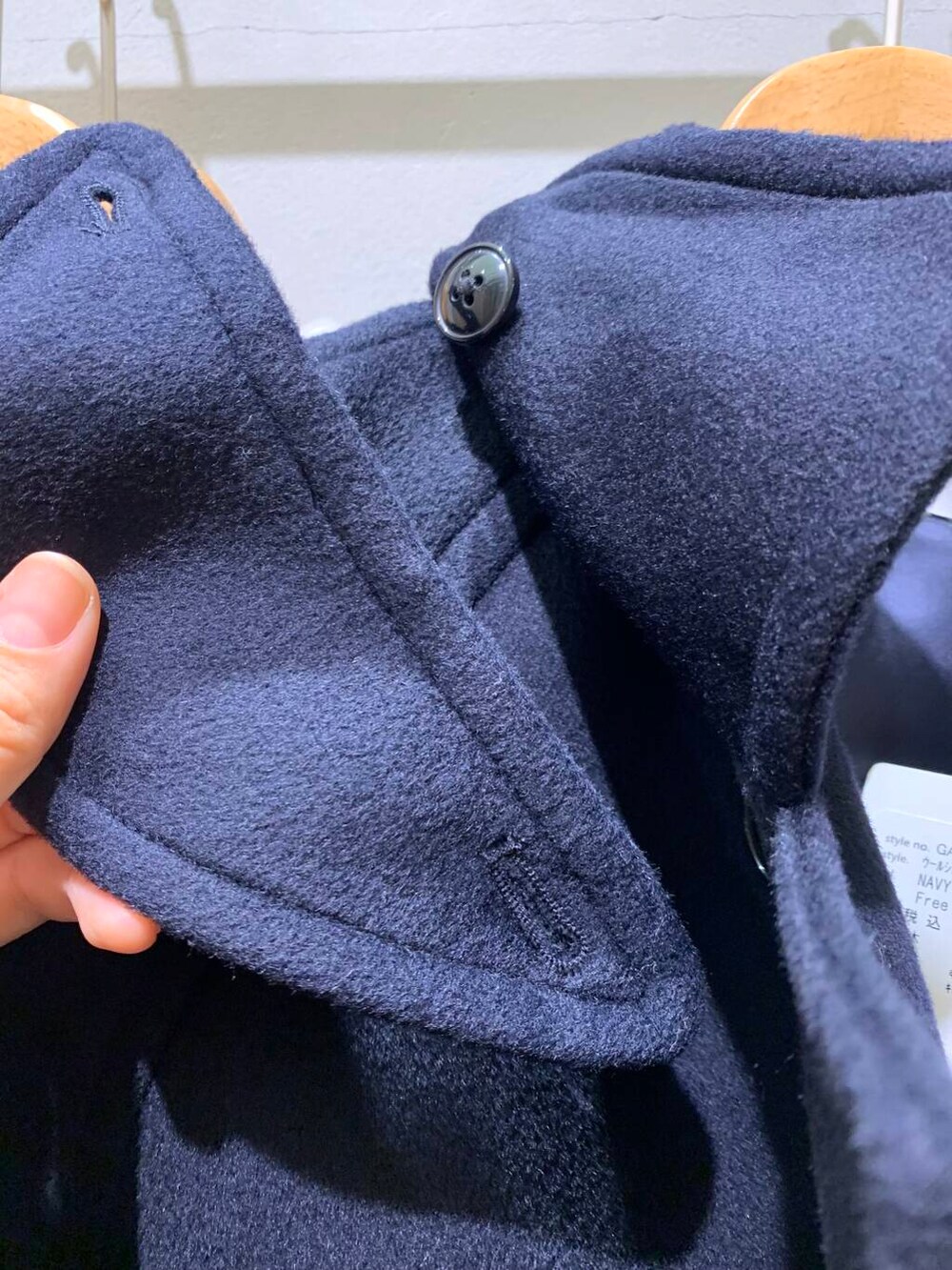 ブラック系のブーツ、ブラック系のハンドバッグ、グレー系のその他パンツを着用したレディースの冬コーディネートの9枚目の写真