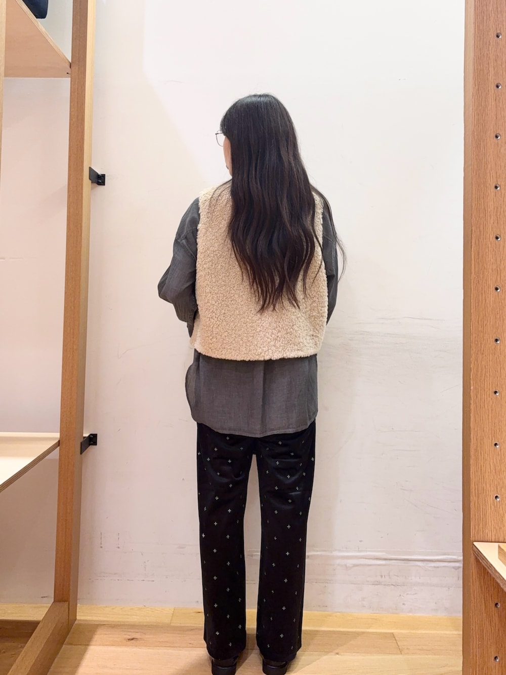 ベージュ系のダウンベスト、グレー系のシャツ/ブラウス、ブラック系のその他パンツを着用したレディースの秋コーディネートの5枚目の写真