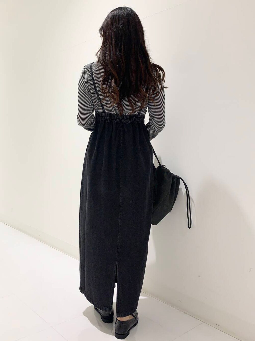 ブラック系のローファー、ブラック系のその他アウター、ホワイト系のTシャツ/カットソーを着用したレディースの冬コーディネートの3枚目の写真