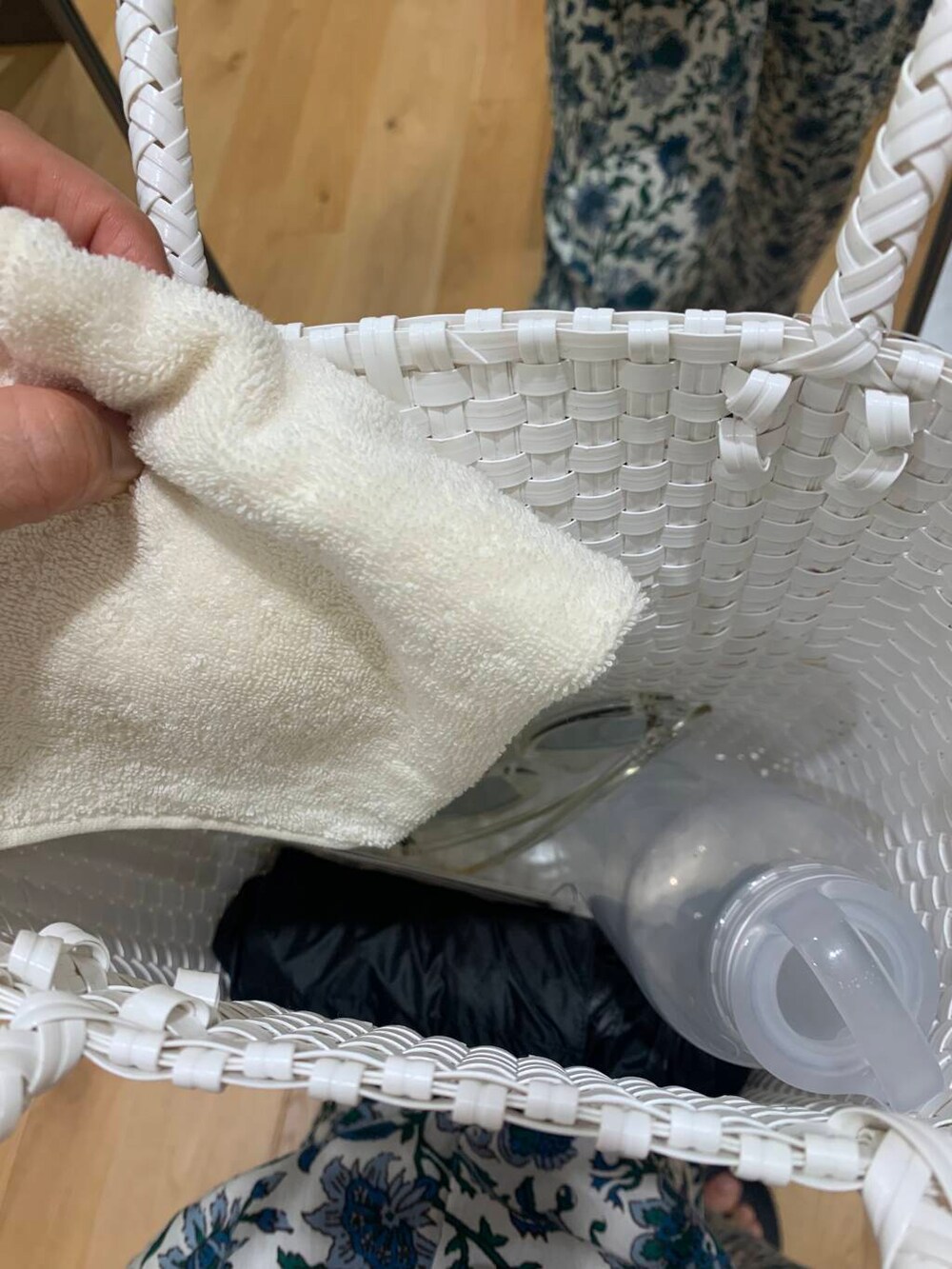 ブラック系のサンダル、ホワイト系のトートバッグ、ブルー系のその他パンツを着用したレディースの春コーディネートの5枚目の写真