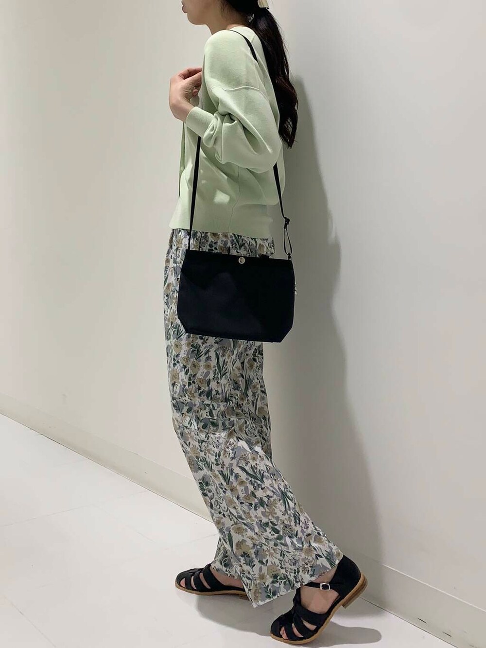 ブラック系のサンダル、グリーン系のカーディガン/ボレロ、ベージュ系のその他パンツを着用したレディースの春コーディネートの2枚目の写真