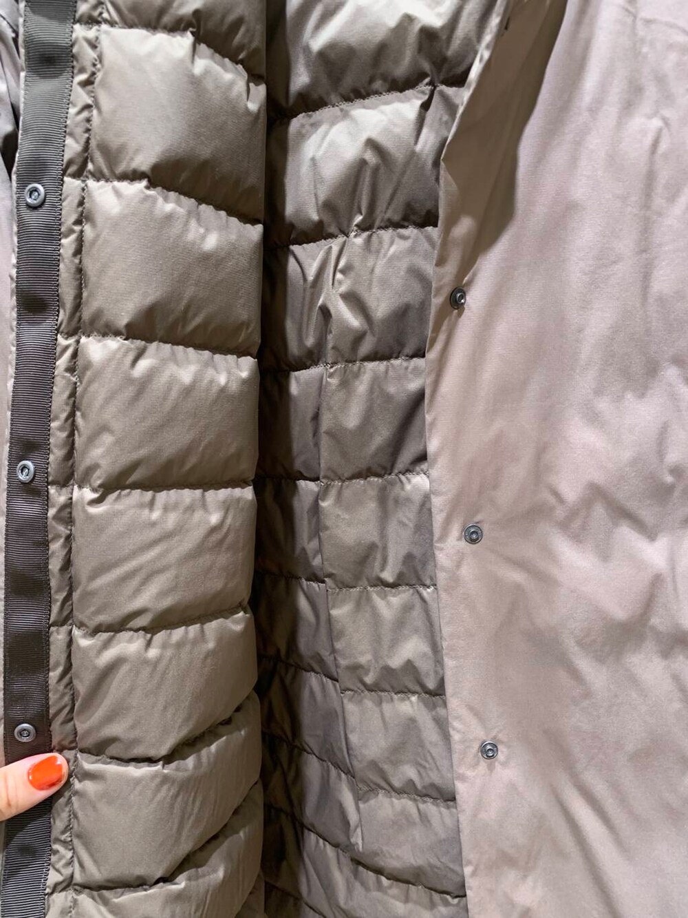 ブラウン系のダウンジャケット/コート、ブラック系のブーツ、ホワイト系のパーカーを着用したレディースの秋コーディネートの7枚目の写真