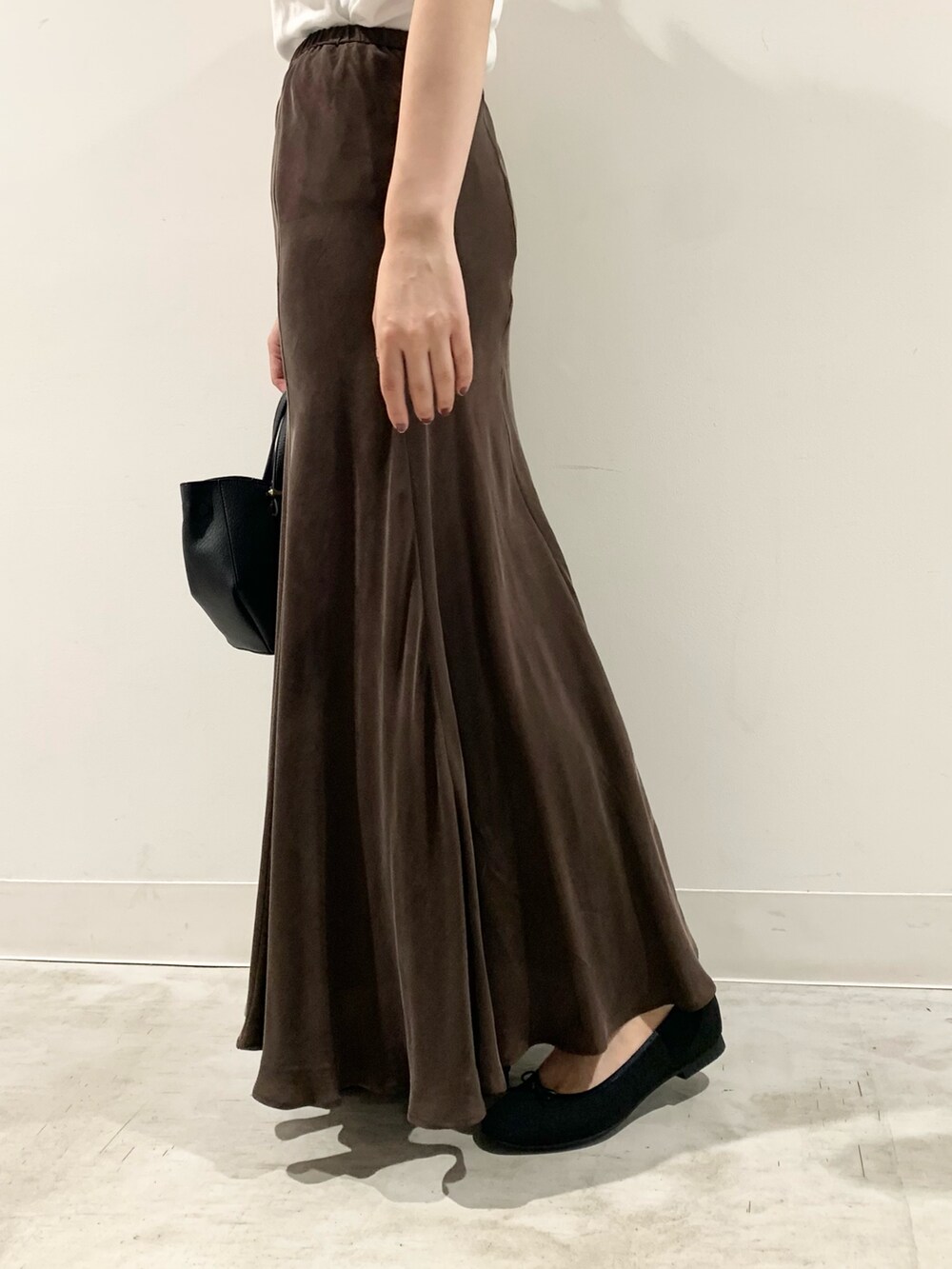 グレー系のテーラードジャケット、ブラウン系のスカート、ホワイト系のTシャツ/カットソーを着用したレディースの夏コーディネートの8枚目の写真