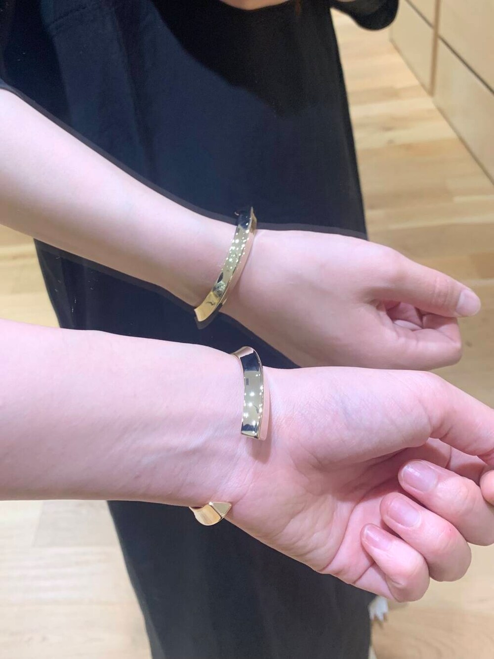 ブラック系のワンピース、ホワイト系のハンドバッグ、ブラック系のバレエシューズを着用したレディースの春コーディネートの5枚目の写真