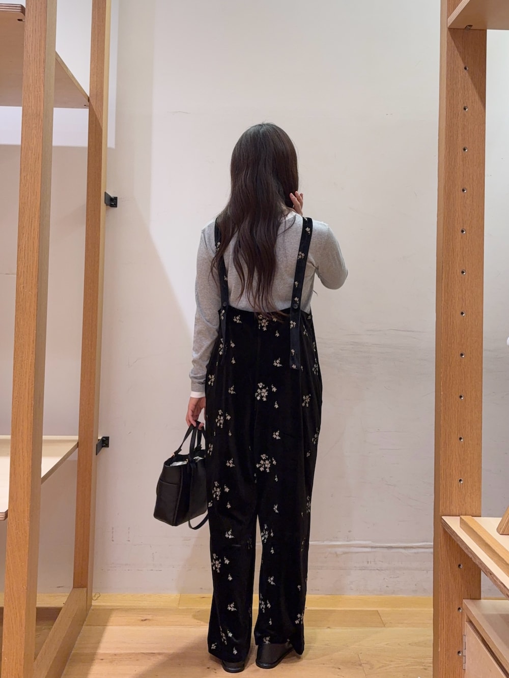 ブラック系のデニムジャケット、グレー系のTシャツ/カットソー、ブラック系のその他パンツを着用したレディースの秋コーディネートの7枚目の写真