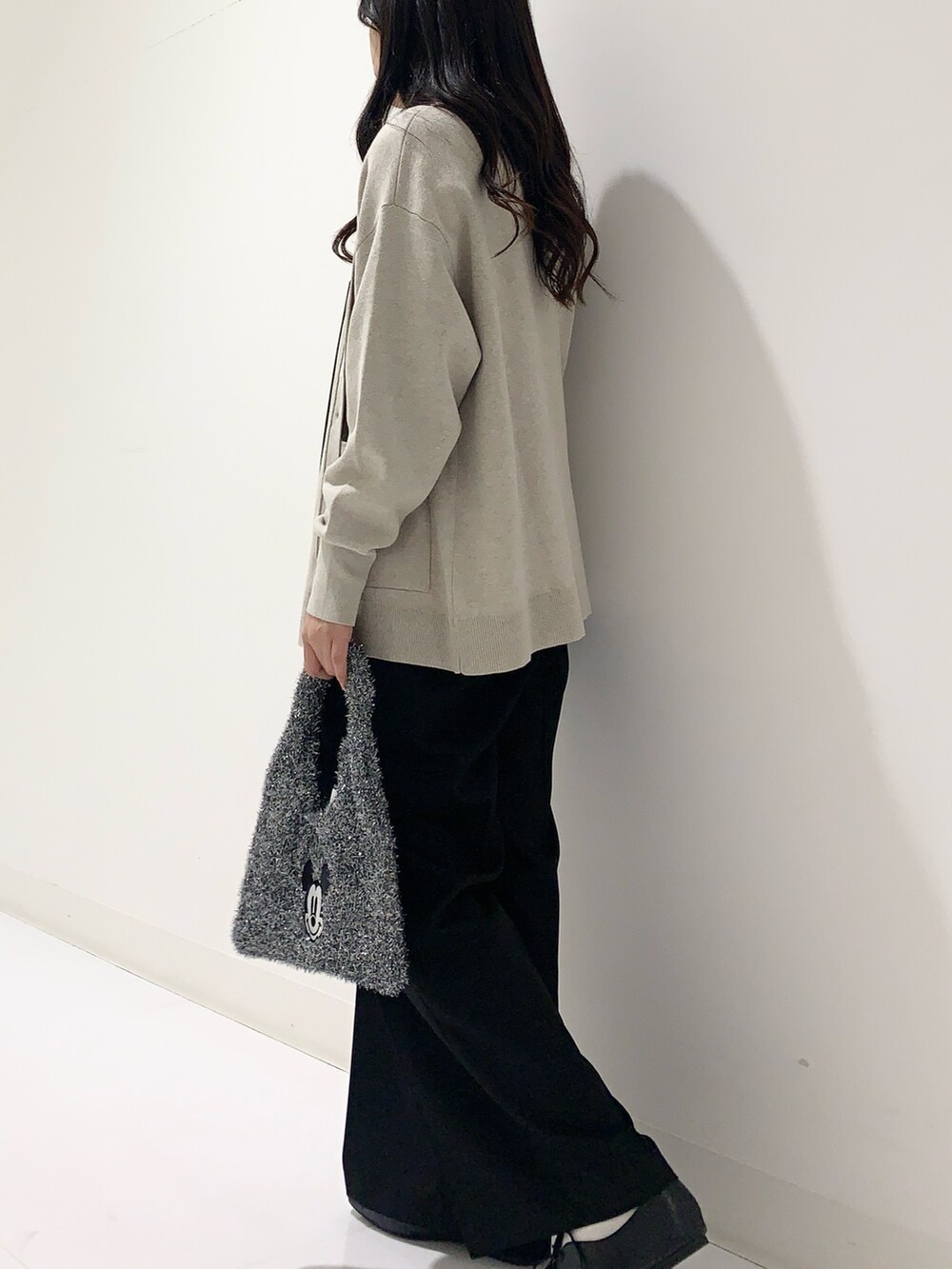 ホワイト系のTシャツ/カットソー、ベージュ系のカーディガン/ボレロ、ブラック系のサロペット/オーバーオールを着用したレディースの秋コーディネートの2枚目の写真