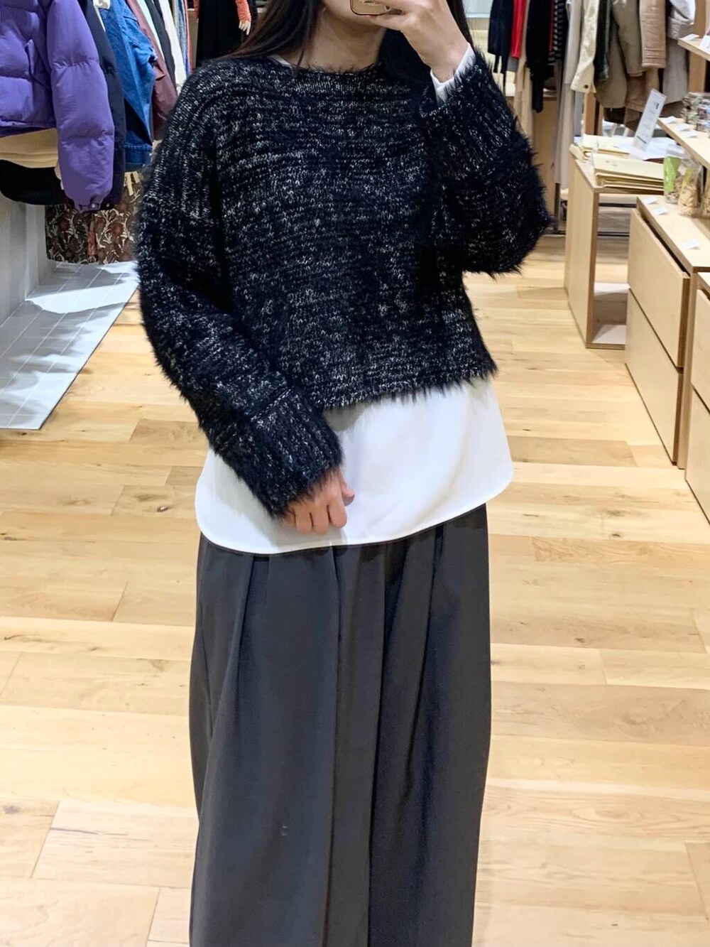 ブラック系のブーツ、ブラック系のハンドバッグ、グレー系のその他パンツを着用したレディースの冬コーディネートの7枚目の写真