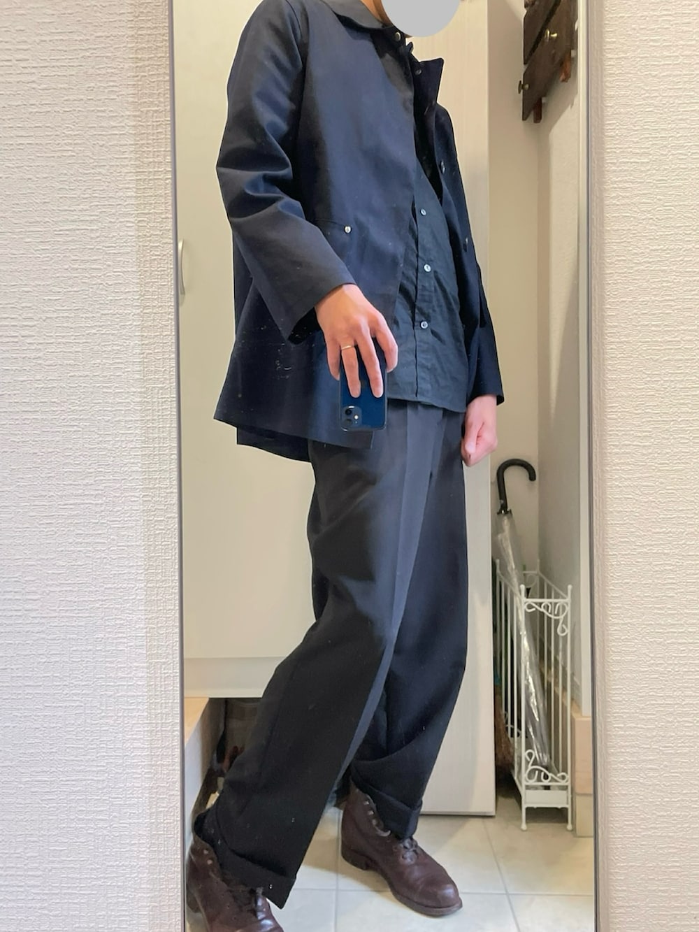 「おしゃれさんと繋がりたい、春コーデ、スラックス、ブーツ、メンズファッション、モノトーン」｜「ColantotteのColantotte/コラントッテ 磁気ネックレス RAFFI ABAPF01（ネックレス、ブラック系）」を使った、chocodollさん（メンズ・185cm）の春コーディネートの2枚目の写真