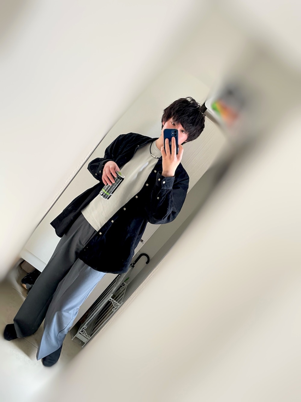 ブラック系のトップス、グレー系のスラックス、ブラウン系のシューズを着用したメンズの春コーディネートの3枚目の写真