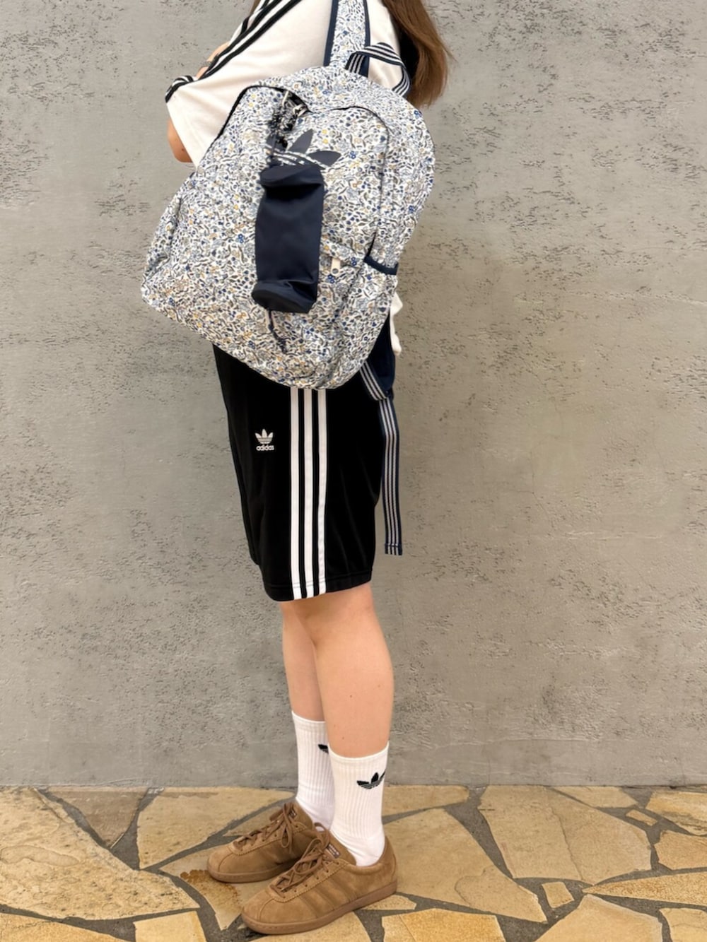 adidas originalsトレフォイル型クッション　ノベルティ　非売品 adidas originalsトレフォイル型クッション ノベルティ 非売品