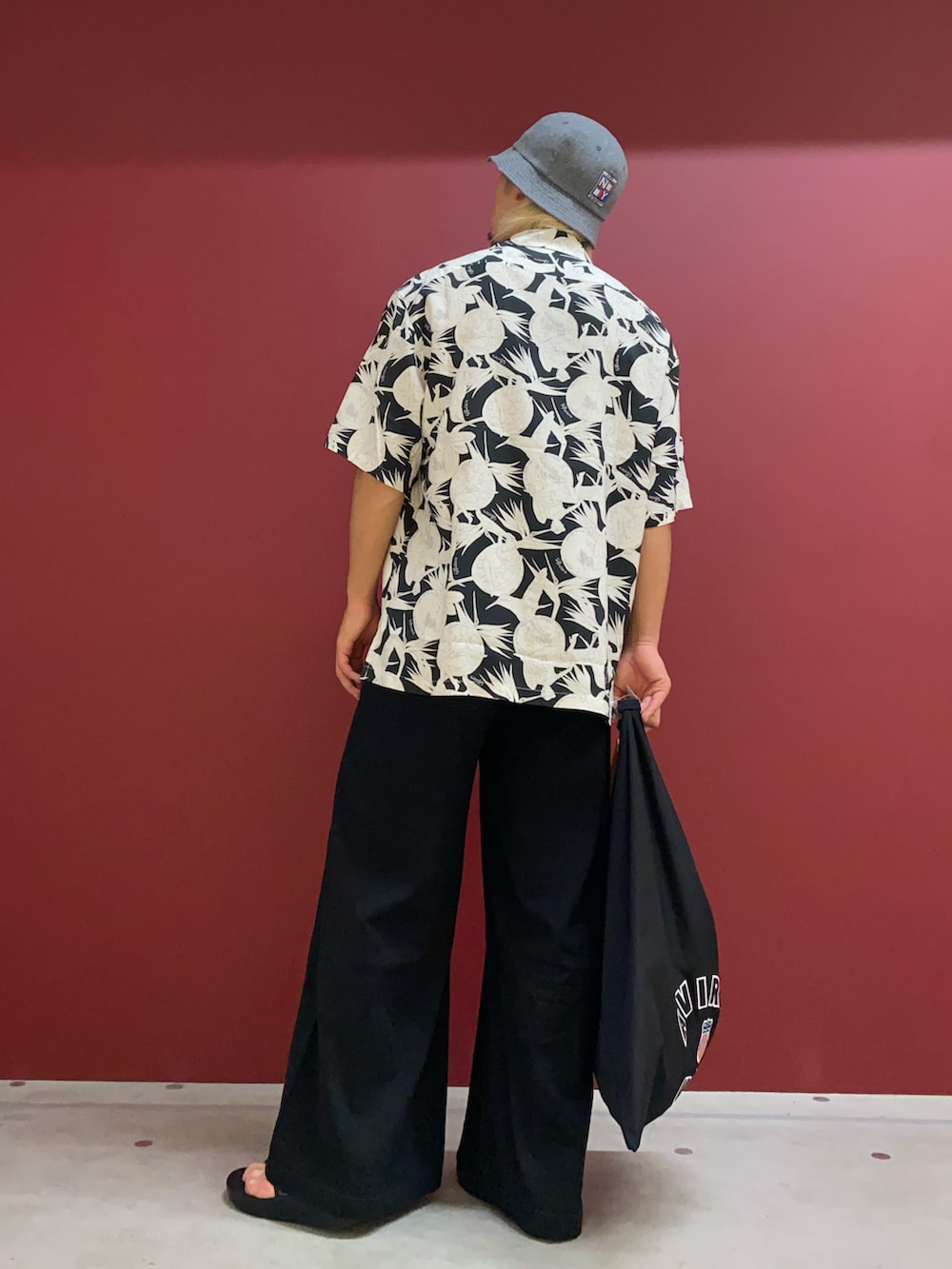 「夏、アウトドア、AVIREX、モノトーン、サンダル、アビレックス、アロハシャツ、バケハ、avirex静岡、AVIREXBelle」｜「AVIREXのWAPPEN METRO HAT / ワッペン メトロ ハット / AVIREX / アヴィレックス（ハット、ブラック系）」を使った、ケンシンさん（メンズ・170cm）の夏コーディネートの4枚目の写真
