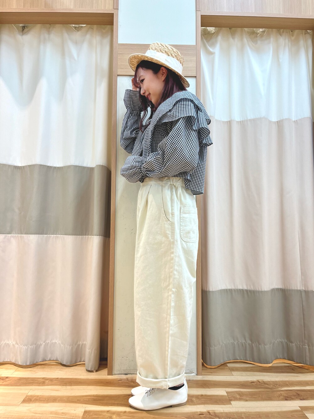 「大人カジュアル、休日スタイル、大人かわいい、おでかけコーデ、春コーデ、カンカン帽、フリル、サロペット、Samansa Mos2」｜「Samansa Mos2のラフィア太リボンカンカン帽（ハット、ホワイト系）」を使った、risa❁¨̮さん（レディース・162cm）の冬コーディネートの2枚目の写真