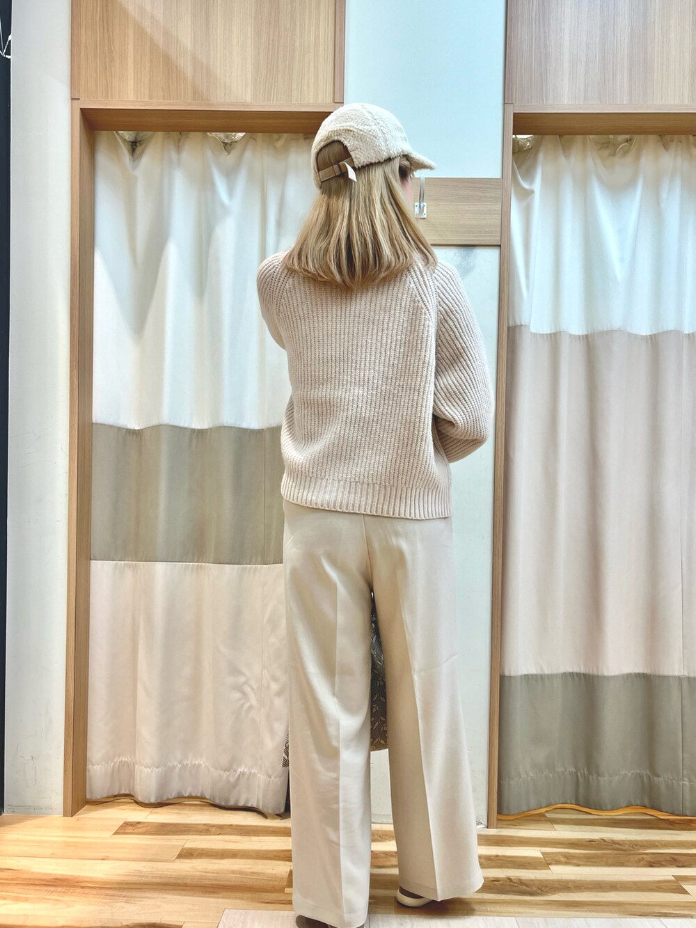 「カジュアルスタイル、パンツスタイル、ニットカーディガン」｜「Samansa Mos2のアイテム（カーディガン/ボレロ、ホワイト系）」を使った、risa❁¨̮さん（レディース・162cm）の冬コーディネートの3枚目の写真