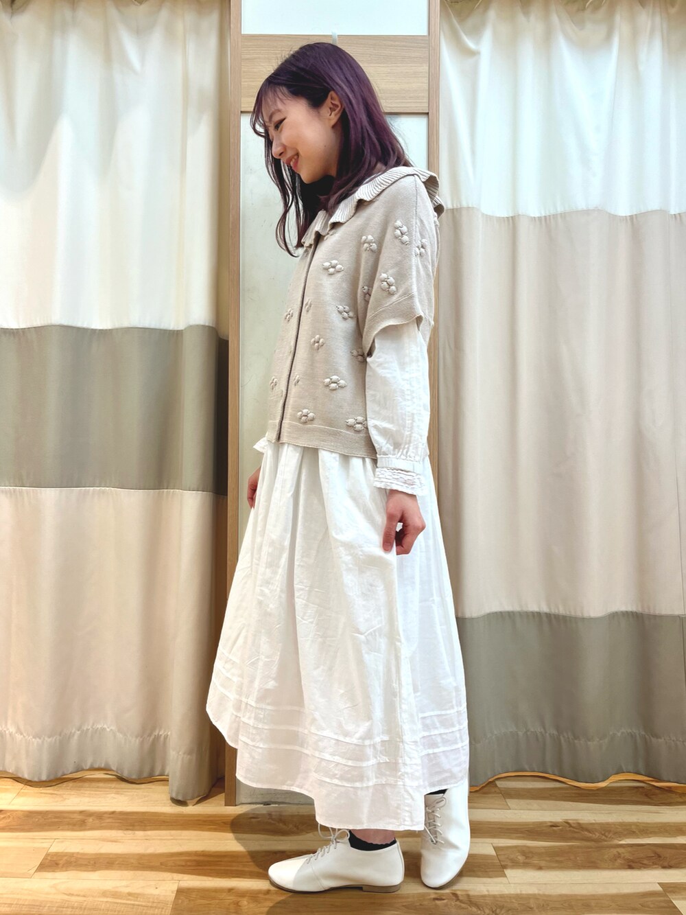 「休日スタイル、ガーリー、前後2way、ワンピース、かわいい、春コーデ、フリル、Samansa Mos2」｜「Samansa Mos2のフリルカラー柄編み前後2WAYニットベスト（ベスト、ベージュ系）」を使った、risa❁¨̮さん（レディース・162cm）の冬コーディネートの2枚目の写真