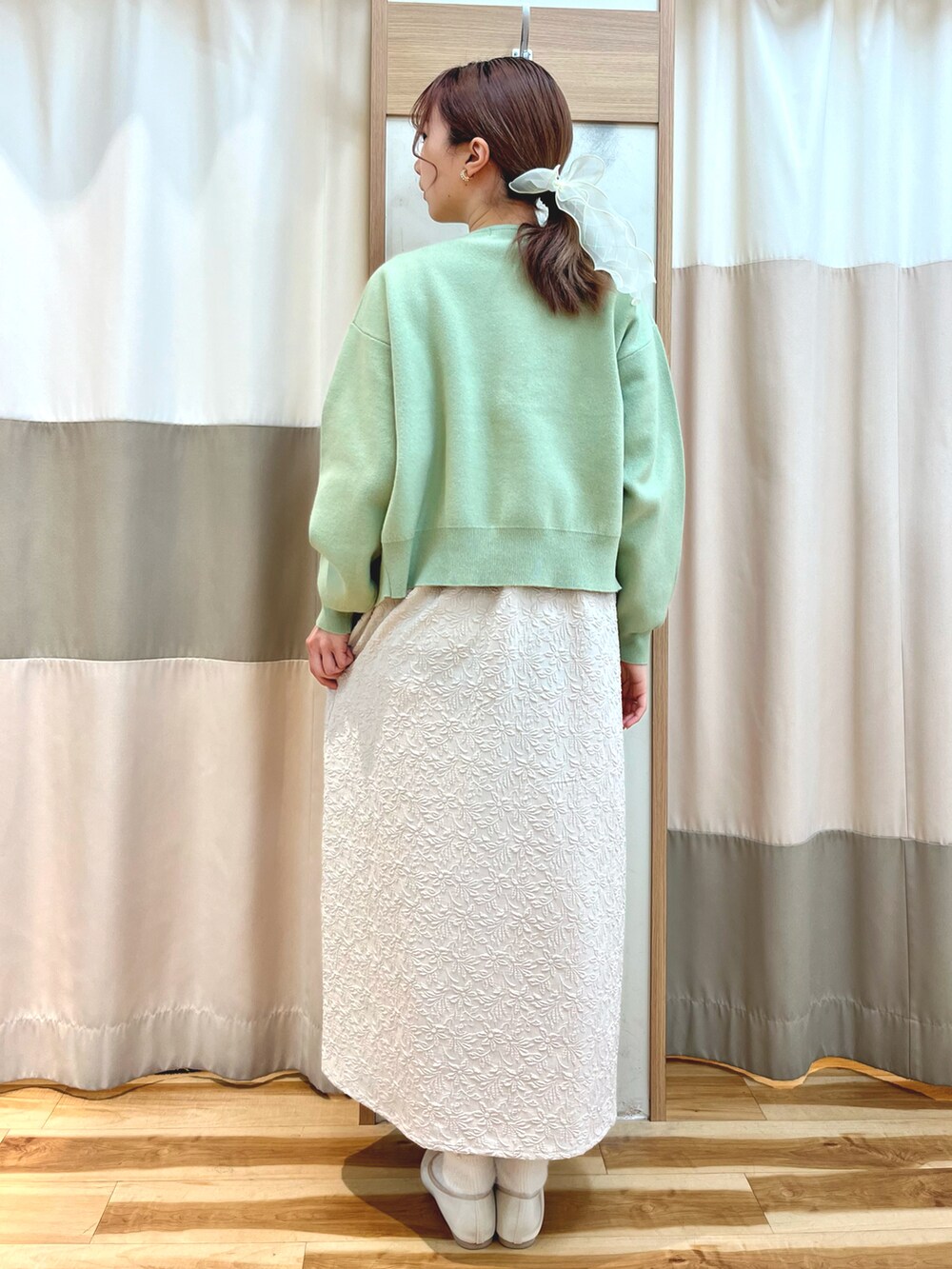 「春服コーデ、オトナカジュアル、ミントグリーン、ワンピース、花柄、Samansa Mos2、春コーデ」｜「Samansa Mos2のクルーネックジップカーディガン（カーディガン/ボレロ、グリーン系）」を使った、risa❁¨̮さん（レディース・162cm）の冬コーディネートの3枚目の写真