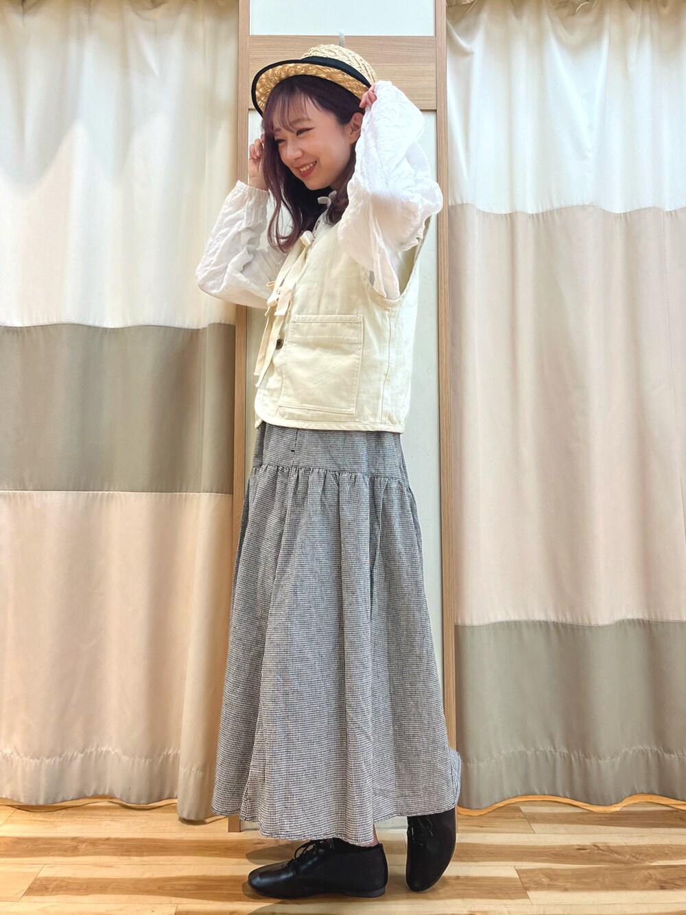 「大人カジュアル、休日スタイル、大人かわいい、おでかけコーデ、春コーデ、カンカン帽、リボン、ベスト、フレアスカート、ピクニック、Samansa Mos2」｜「Samansa Mos2のラフィア太リボンカンカン帽（ハット、ブラック系）」を使った、risa❁¨̮さん（レディース・162cm）の冬コーディネートの2枚目の写真