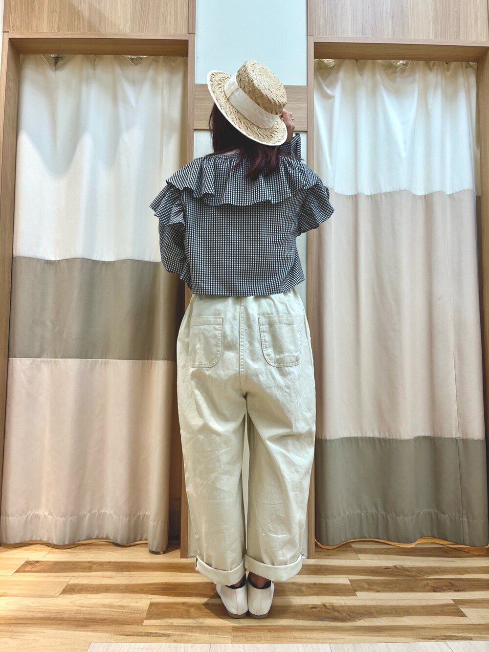 「大人カジュアル、休日スタイル、大人かわいい、おでかけコーデ、春コーデ、カンカン帽、フリル、サロペット、Samansa Mos2」｜「Samansa Mos2のラフィア太リボンカンカン帽（ハット、ホワイト系）」を使った、risa❁¨̮さん（レディース・162cm）の冬コーディネートの3枚目の写真