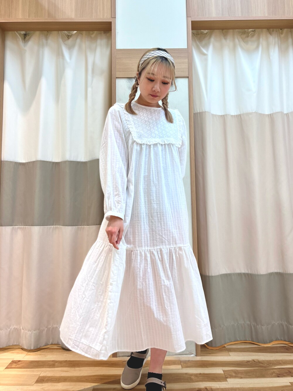 「カジュアルコーデ、休日スタイル、カジュアルガーリー、お出かけコーデ、ジャケット、ワンピース、レースワンピース、中綿ジャケット」｜「Samansa Mos2の中綿刺繍パイピングジャケット（ノーカラージャケット、ブラウン系）」を使った、risa❁¨̮さん（レディース・162cm）の冬コーディネートの3枚目の写真
