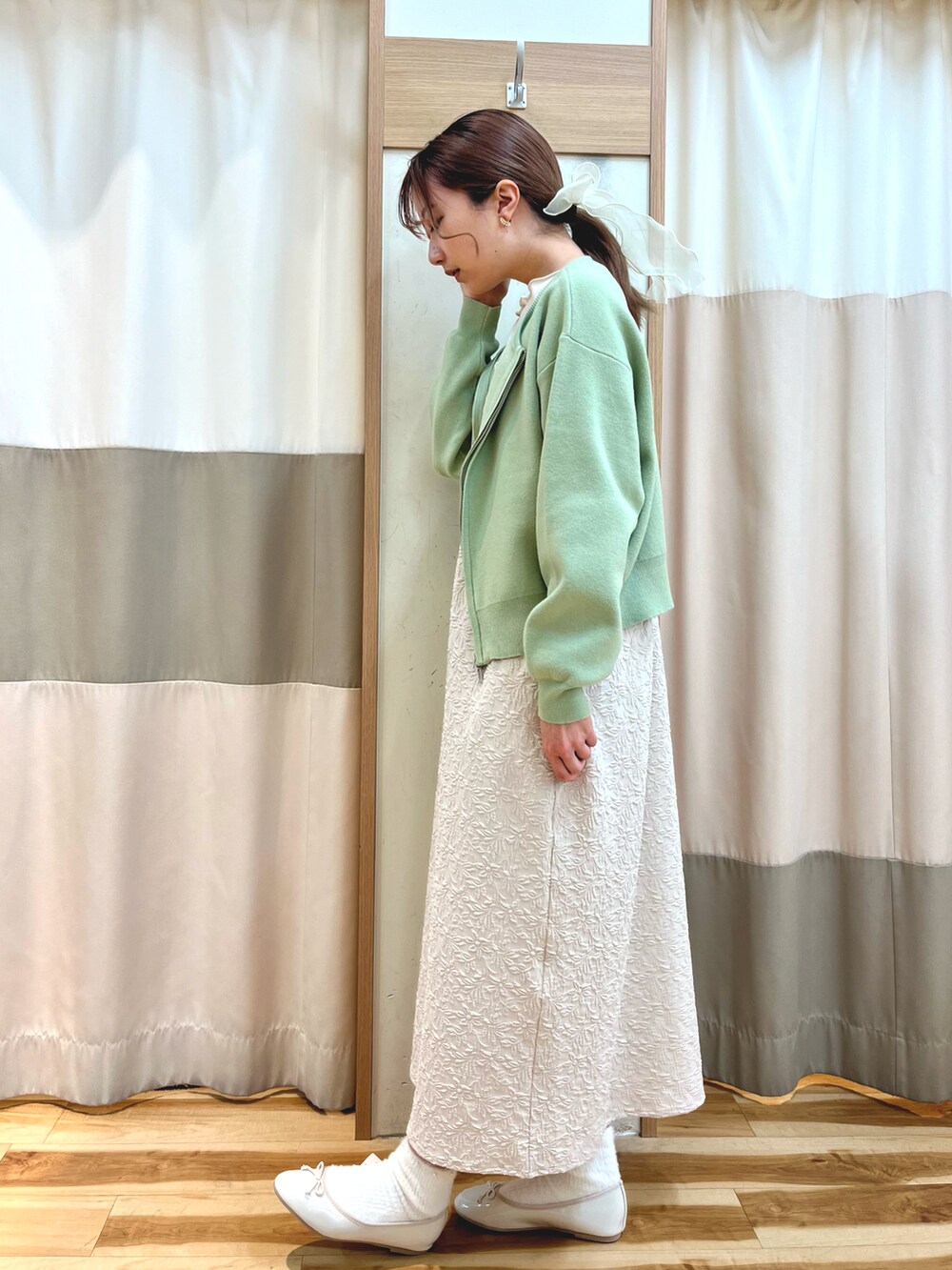 「春服コーデ、オトナカジュアル、ミントグリーン、ワンピース、花柄、Samansa Mos2、春コーデ」｜「Samansa Mos2のクルーネックジップカーディガン（カーディガン/ボレロ、グリーン系）」を使った、risa❁¨̮さん（レディース・162cm）の冬コーディネートの2枚目の写真