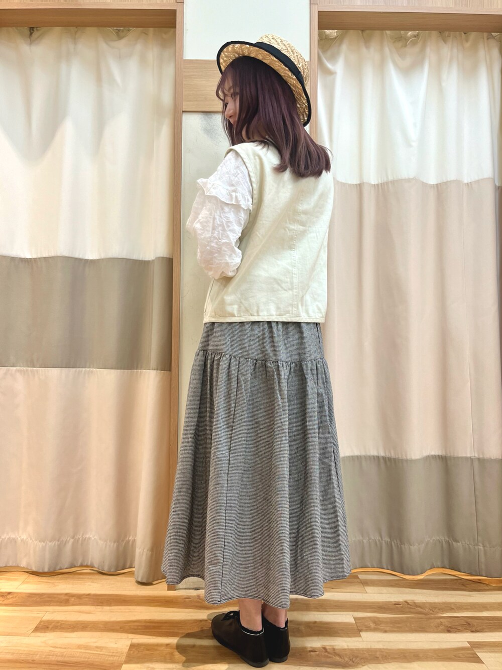 「大人カジュアル、休日スタイル、大人かわいい、おでかけコーデ、春コーデ、カンカン帽、リボン、ベスト、フレアスカート、ピクニック、Samansa Mos2」｜「Samansa Mos2のラフィア太リボンカンカン帽（ハット、ブラック系）」を使った、risa❁¨̮さん（レディース・162cm）の冬コーディネートの3枚目の写真