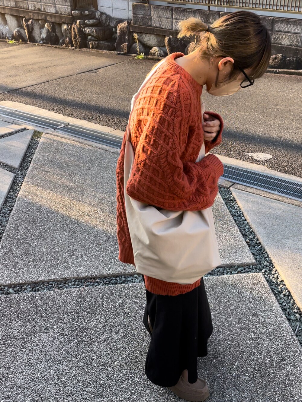「秋服コーデ、今日のコーデ、ラクチンコーデ、低身長女子、冬コーデ、オレンジニット、ニットコーデ、ケーブルニット、オーバーサイズ、ナイロンバッグ」｜「select MOCAの2022 AW ランダムケーブルオーバーニット（ニット/セーター、オレンジ系）」を使った、まるいさん（レディース・152cm）の秋コーディネートの2枚目の写真